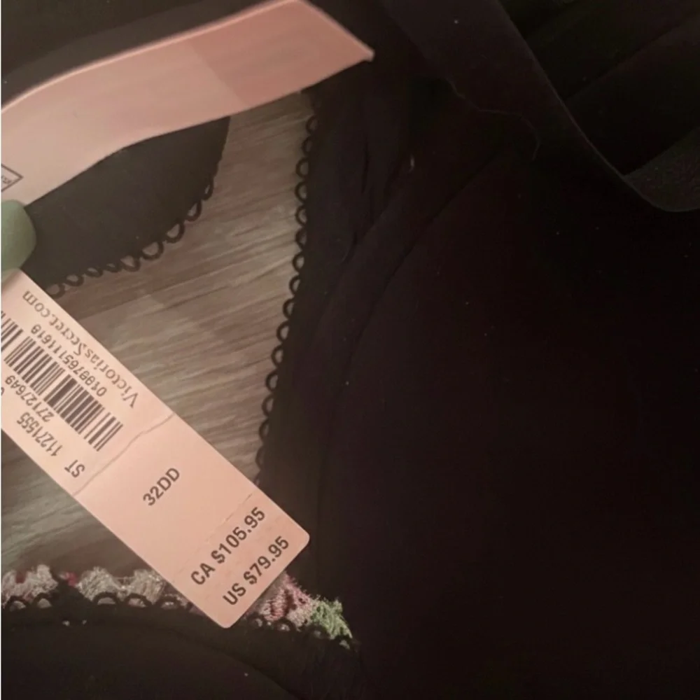 NWT VS Floral Embroidered Black Bra - Picture 3 of 3